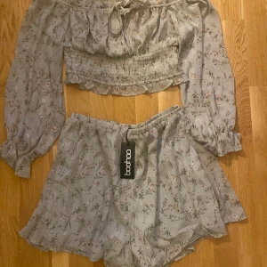 Romantiskt vackert blommigt set shorts topp - Fint set från Boohoo! Aldrig använt då de är för stort. Storlek 42, skulle säga som en L. 