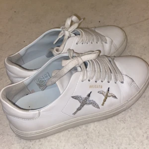 Arigato skor  - Ett par jätte fina arigato skor. Säljer dem då dem inte passade mig. Det är jätte fräscha. Ny pris är 2100kr ❤️❤️