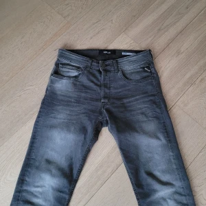 Replay jeans - Riktigt feta gråa replay jeans. Modellen heter grover (sällsynt). Fint skick utan skador!