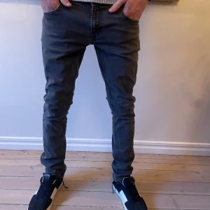 Nudie jeans - Säljer nu dessa feta nudie jeans! Riktigt snygga nu till våren. Nypris 1600. Vid frågor/funderingar är det bara att skriva! Modellen på bilden är 183