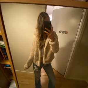 Assöt kappa❤️ - Supersöt kappa med luva och fluffigt tyg🥰 jag är runt 170 för referens❤️kappan är ljusrosa/beige 