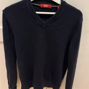 Tröja  - V ringad tröja i mörkblå från esprit. Använd men bra skick Köpt för 700 om jag inte minns fel 