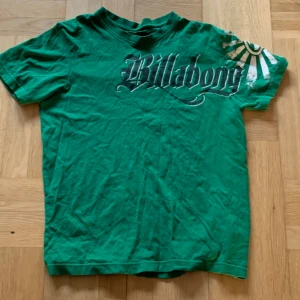 Billabong t-shirt - En as ball Billabong T-shirt jag väljer att sälja då jag lowkey har bytt stil. Den är i storlek S. 10/10 skick 💯 kom dm för mer bilder o info. Pris kan diskuteras vid snabb affär.