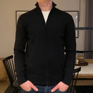 These Glory Days zipup - Tjena! Säljer nu min feta these glory days zip cardigan. Den är 10/10 i skicket och kostar 1100 nypris. Hör av dig vid minsta lilla fundering! 