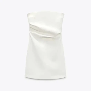 Vit klänning - Superfin kort klänning utan axelband från Zara. Fint skick. Använd en gång. 