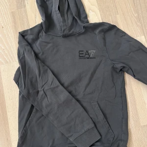 EA7 hoood - Knappt använd. Original 