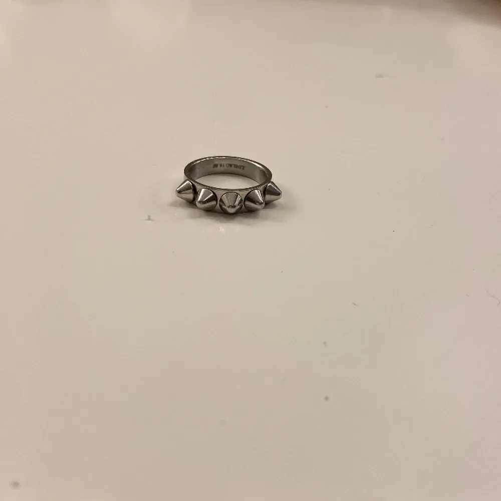 En super fin peak ring i silver från Edblad. Jag fick den i julklapp 2023 och den är snålt använd då jag hellre använder guld. Storleken är S/16.80. Orginalpriset är 349kr, jag säljer för 249kr+frakt. Accessoarer.