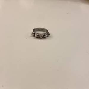En super fin peak ring i silver från Edblad. Jag fick den i julklapp 2023 och den är snålt använd då jag hellre använder guld. Storleken är S/16.80. Orginalpriset är 349kr, jag säljer för 249kr+frakt
