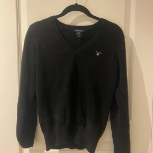 Gant S - Bra skick, svart och inte tvättblekt. Bara konstigt ljus på bilderna 