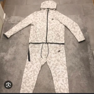 Nike tech fleece camo white - Storlek s men passar även xs okej Skick pris kan diskuteras  Den går ej att köpa längre och är sällsynt eftersom att den tog slut snabbt och dom gjordes ej igen