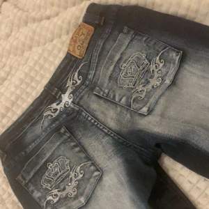 Jätte snygga jeans som har detaljerade bakfickor. De är i modellen lågmidjade bootcut och är ganska långa men det är snyggt eftersom det formas bra. Skriv om ni är intresserade eller har frågor 😊❤️