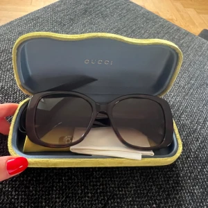 Gucci solglasögon  - Säljer dessa brun melerade Gucci solglasögon. I toppen skick. Samtliga tillbehör kommer med. Självklart äkta. Nypris ca 2500. Säljer för 1500kr.