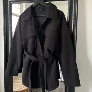 Kappa - Svart kappa från gina tricot, nästan aldrig använd. Den har knappar och skärp 🫶🏼