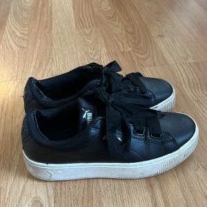 Puma skor - Svarta sneakers från Puma.  Använda men fint skick.  Normal i storleken 