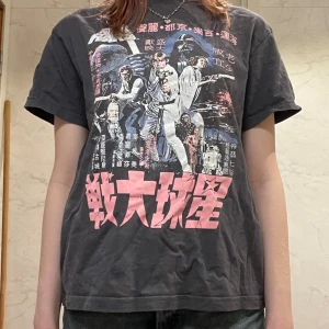 Starwars tröja - Vintage stil Starwars tröja ifrån H&M i storlek XS. Passar nog S och M också beroende på vilken passform man vill ha! Jättebra skick. Skriv gärna och fråga om det är nått <3