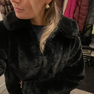 Pälsjacka  - Säljer denna pälsjacka från Mango i storlek 164 men passar mig som har storlek s. Otroligt bra skick och fin men kommer ej till andvändning