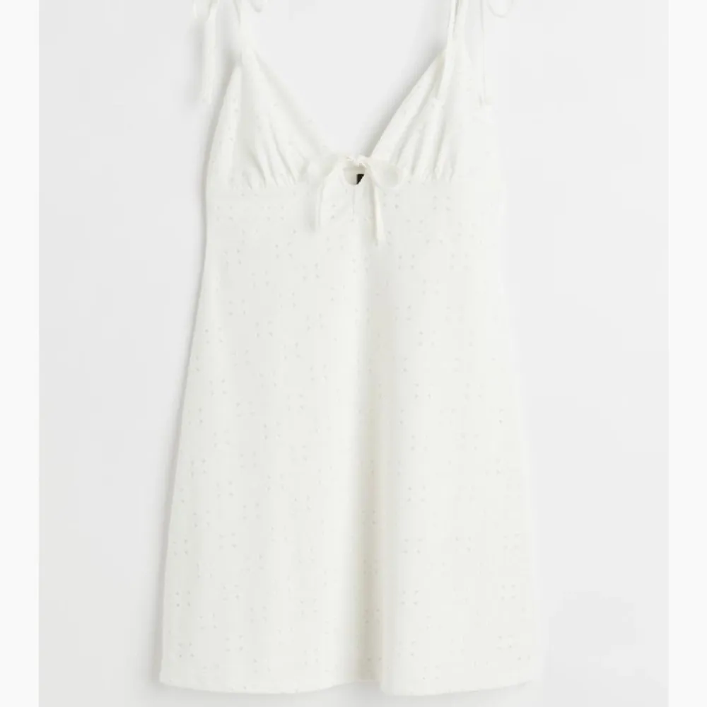 Supergullig klänning från H&M, till sommaren🙌🏼Skriv privat för bilder hur den ser ut på💗. Klänningar.