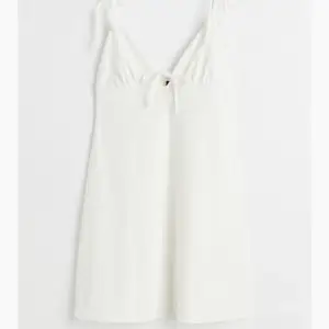 Supergullig klänning från H&M, till sommaren🙌🏼Skriv privat för bilder hur den ser ut på💗