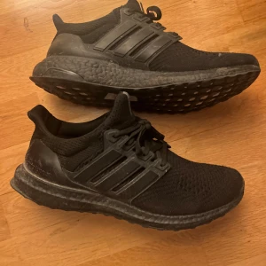 Adidas ultraboost(svart) - Säljer då jag inte använder dem längre. Pris kan diskutera vid snabb affär. Köparen står för frakt