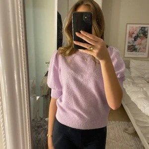 Tröja med puffärmar - Jättefin ljuslila tröja som är perfekt nu till våren!!  Köpt från vero Moda  Vid frågor skriv,köparen står för frakt!🥰