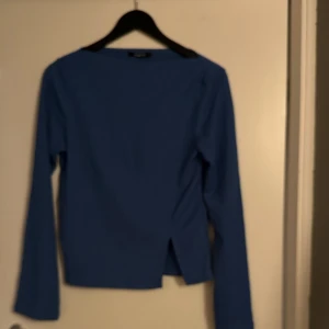 Blå blus - Jag säljer den här tröjan för att jag inte har användning av den längre. Den är i ett nytt och fint skick.  Pris kan diskuteras!