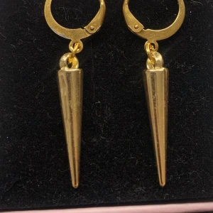 Örhängen  - Super snygga egen gjorda örhängen. Finns i silver och guld. Köp en för 89kr eller ett par för 149kr Modell 029/030