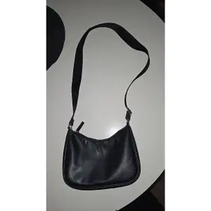 En svart väska från H&M Fint skick 50kr + frakt (!!OBS SÄLJER ÅT MIN SYSTER!!)