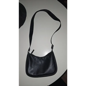 Svart väska - En svart väska från H&M Fint skick 50kr + frakt (!!OBS SÄLJER ÅT MIN SYSTER!!)