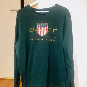 Långärmad• mörkgrön •Gant  - Skjortan har inte kommit till användning längre, håller på att rensa skåpet  och vill bli av med de mesta.  Kom gärna med bud 😊 