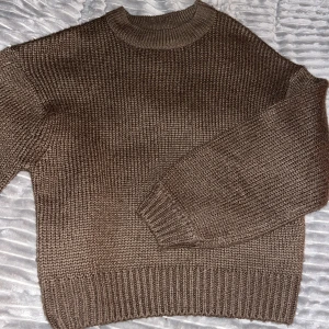 brun stickad tröja - Fin & skön stickad tröja i en härlig brun färg. 🤎