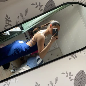 Blå långklänning - Säljer denna superfina långklänningen. Har bara används en gång och är så gott som ny, och kommer tyvärr inte till användning. Nypris: 1200💘