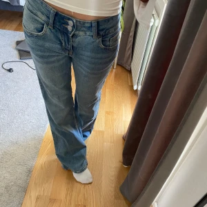 Lågmidjade jeans - Säljer ett par lågmidjade jeans ifrån h&m. Gillar de jättemkt men de sitter inte som jag vill, drf säljer jag dem. 