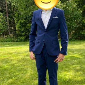 Kostym  - Använd endast en gån på niornas bal  Kavaj: 42 regular slim fit  Byxor: 29 - 32 Nypris 3000 kr 