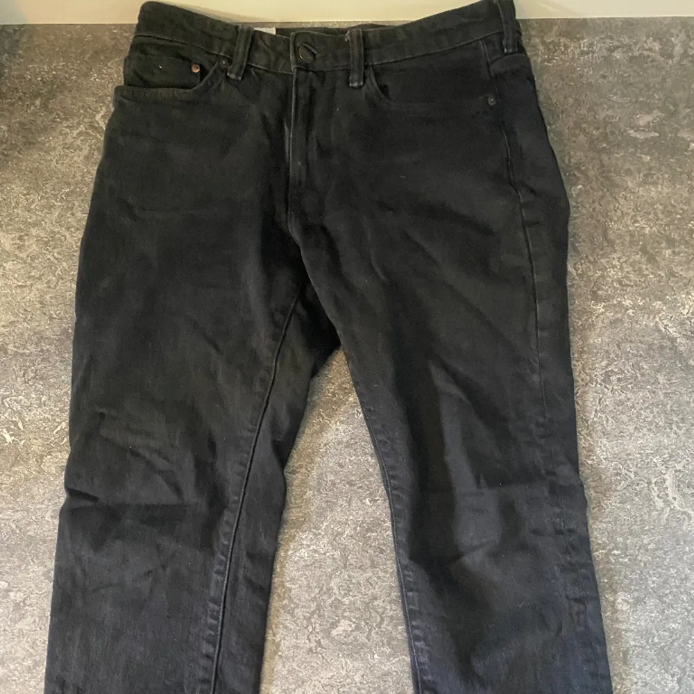 Svarta regular fit jeans från H&M  Svarta och stilrena jeans som passar till nästan allt.  Storlek 31/32  Skick 8/10  Använda ett fåtal gånger sedan bara legat i byrån.. Jeans & Byxor.