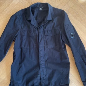 C.p company overshirt  - Cp company overshirt i bra skick Storlek S  Perfekt nu till våren/sommaren 