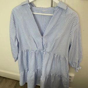 Blå klänning 💙 - Säljer då den inte kommer till användning längre💙