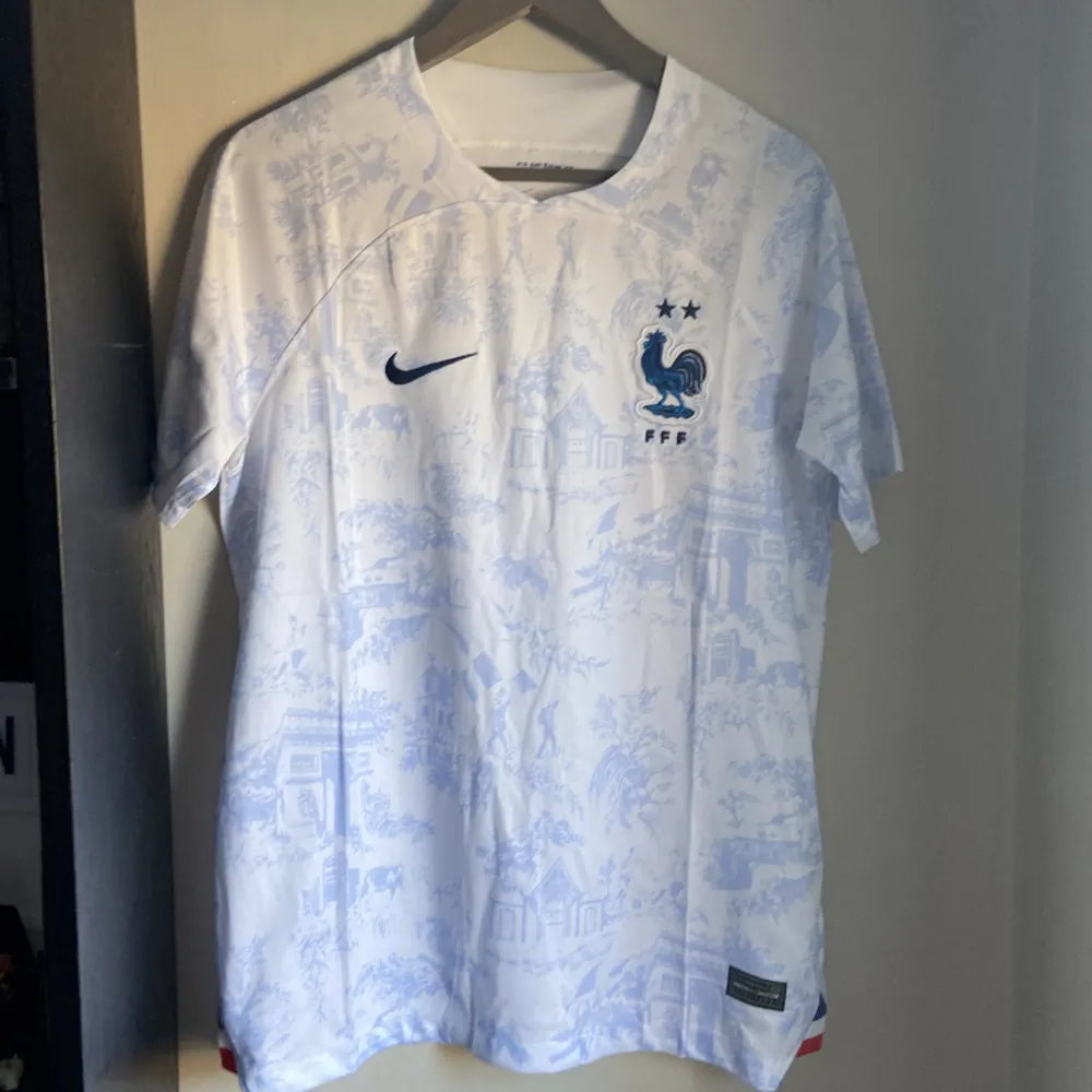Frankrike tröja i väldigt fint skick, det är en replika i 1:1 kvalite, det betyder alltså att det är som dom ” riktiga” . T-shirts.