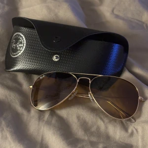 Ray Ban aviators - Äkta Ray Ban Solglasögon i nyskick. Bara använda ett få par gånger. Säljer dock pga att jag insåg att de inte var min smak riktigt. Originalpriset var 1000 kr.