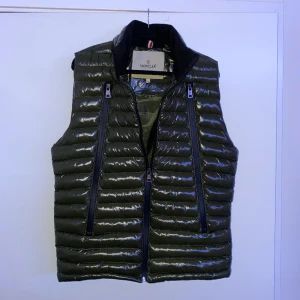 Moncler väst - Fet moncler väst. Riktigt bra skick förutom hål i ena fickan. Köparen betalar frakt.