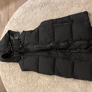 Svart väst - Super cool svart väst där man kan ta av och på luvan 