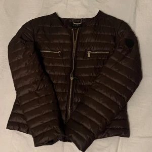 Dunjacka  - Jackan är i storlek 40-L men passar mig som är storlek 38/M då den sitter bra men ändå lite liten. De e en perfekt du jacka inför sommaren eller våran!!