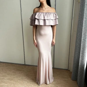 Offshoulder balklänning med volang - Rosa/lillaskimrande volangbalklänning i storlek 36 (Stretchigt material så skulle säga 34-38)😍 Modellen är 167 cm lång och bär vanligtvis storlek S Skick: Nyskick