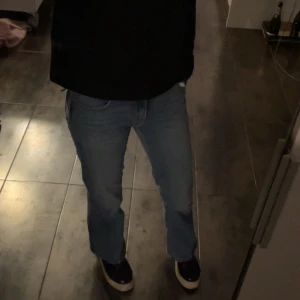 Lågmidjade jeans med fickor på rumpan - Helt oandvända jeans från Gina Young. Lågmidjade jeans. Finns ingen fläck eller skador på dom. Skriv för fler bilder.