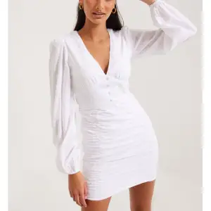 Jättefin vit klänning från Nelly i storlek 40. Helst slutsåld och har endast använts en gång. Passar till avslutning, student, konfirmation eller något annat💗