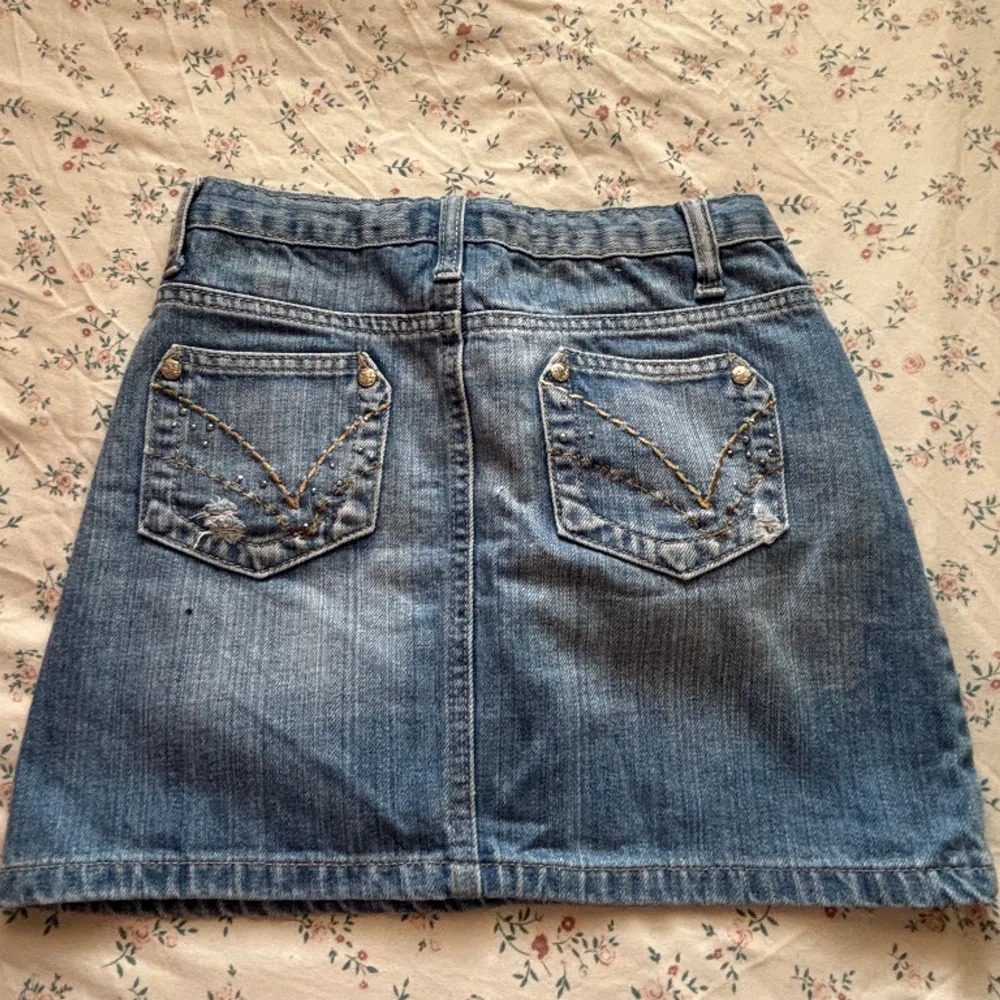 Minikjol från märket lizabeta jeans i storlek 26. Endast testad och helt ny! Jättesnygg. Kjolar.