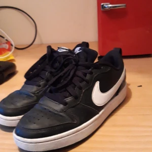 Nike skor - Skor från nike i storlek 38,5 Creasade men annars i bra skick. Köpt på stadium i sommras