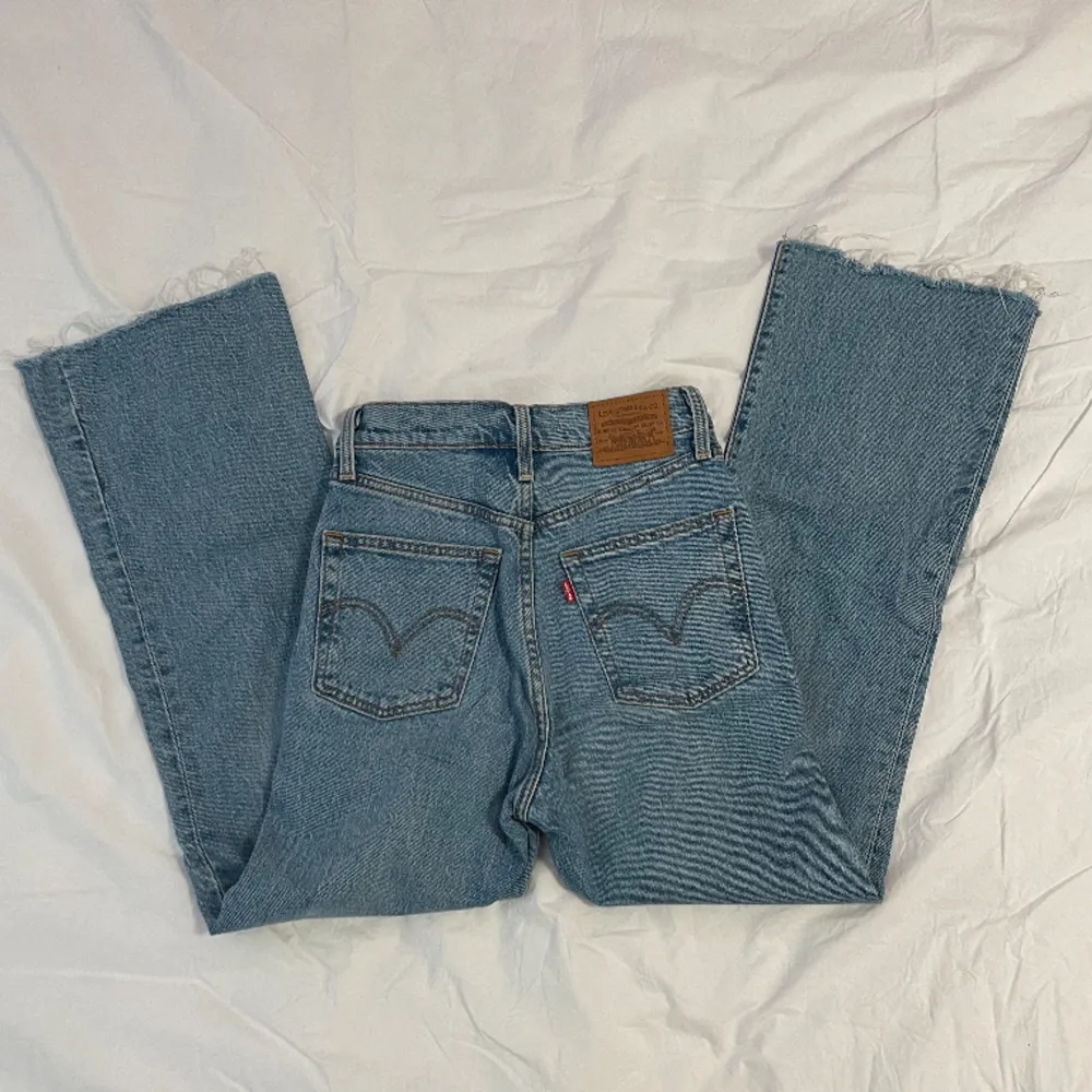 Högmidjade croppade jeans i modellen ”Ribcage crop flare” från Levi’s. Storlek W23L26. Mycket bra skick och knappt använda 🌟 Midja: 31 cm (rakt över) Innerben: 64 cm. Farkut & Housut.