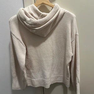 Vit stickad tröja  - En jättemysig tröja som ska säljas❣️Väldigt tjockt och fin material, den är stickad och håller dig varm💛