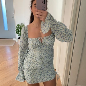 Adoore klänning - Säljer min super söta Adoore klänning då den inte passar! Fortfarande prislapp på, nypris 1395kr. 🥰storlek 36, slut på hemsidan!!💓💓 (två sista är lånade bilder) Köparen står för frakt 