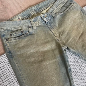 Washed Y2k Jeans - Köpt secondhand. Använt ca 2 ggr. Jättebra skick! W32. 43 cm över midjan. 74 cm beninnerlängd. Så snygga men för stora på mig 🩵